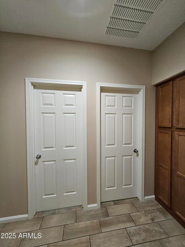 Building Photo - 7836 W Rock Springs Dr