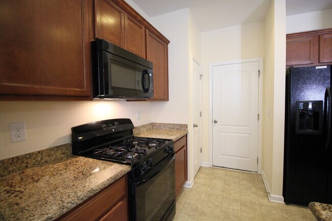 Building Photo - 3 Bedroom/2.5 Bath Home with Fenced-in Back Yard! Pet Friendly