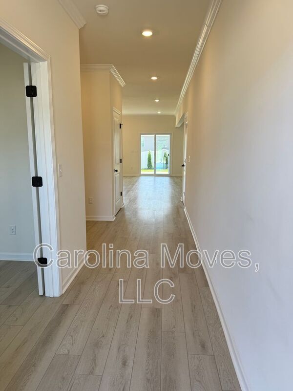 Building Photo - 903A Gibbons Street