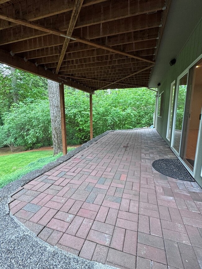 Building Photo - Spacious 4 Bed Home Backing to Private Woodland Trails! Finished Basement, Large Deck, Office, Pe...
