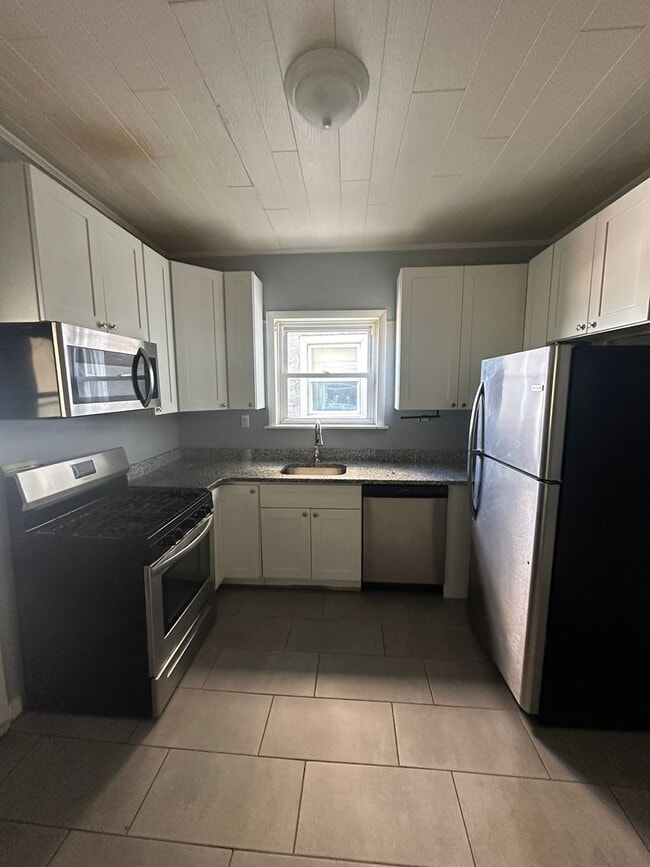 Building Photo - 3 bedroom, 1 Bath in Desirable Location