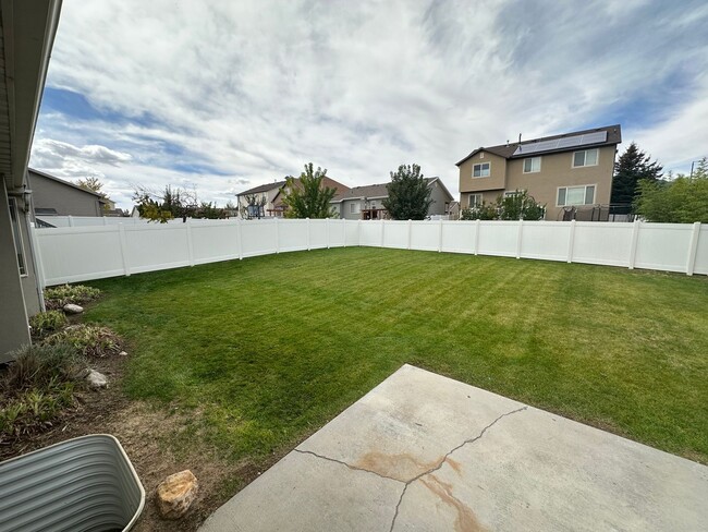 Building Photo - Great Family Home in Excellent West Jordan...