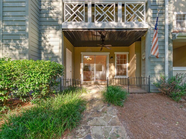 Building Photo - Amenity rich water front condo ready for move in!