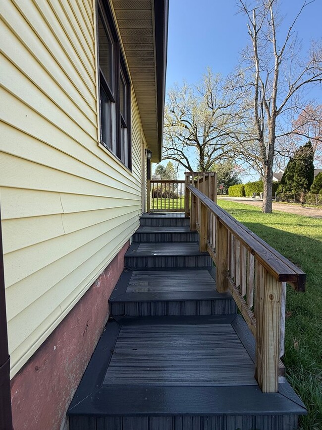 Building Photo - 2 BDRM, 10 MONTH LEASE AVAIL AUGUST-MAY (2...