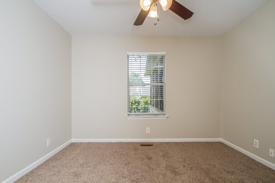 Building Photo - 1502 Amberwood Cir