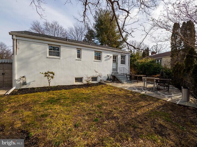 Building Photo - 2702 Navarre Dr