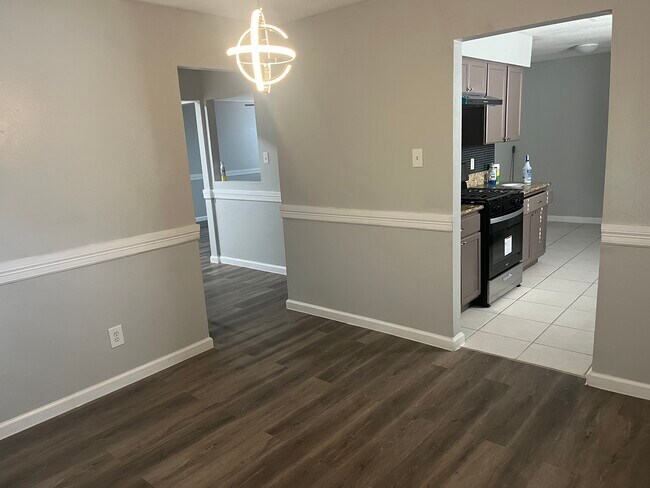 Building Photo - 4030 Green Crest Dr