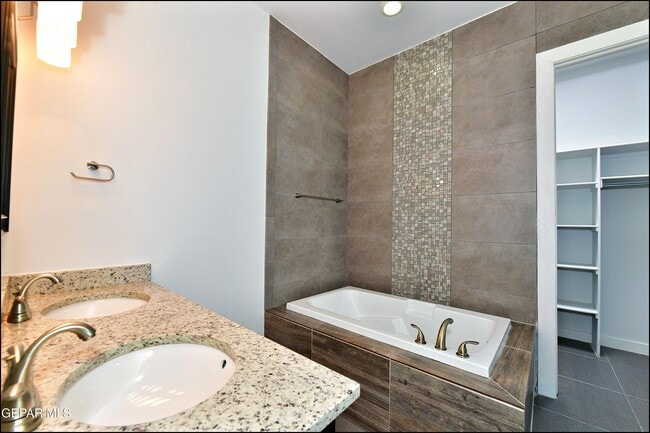 Building Photo - 5973 Cartagena Cir