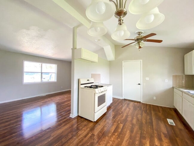 Building Photo - Spacious 3 Bedroom with Updated Kitchen - Vouchers Welcome