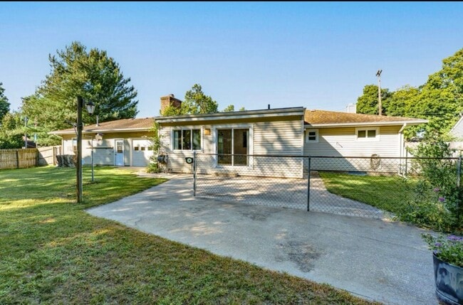 Building Photo - 3 Bedroom Home in Portage by West Lake