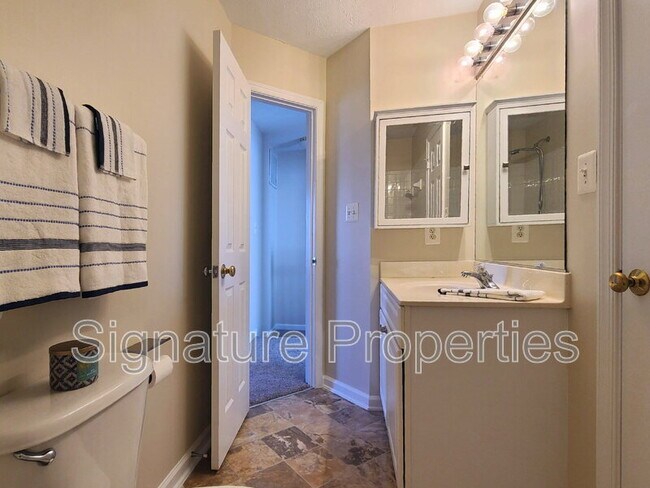 Building Photo - 106 Regina Ln