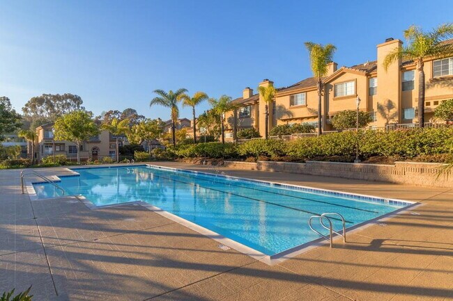 Building Photo - $3,800 - 2 Bed / 2.5 Bath Townhouse in the Crest Del Mar community