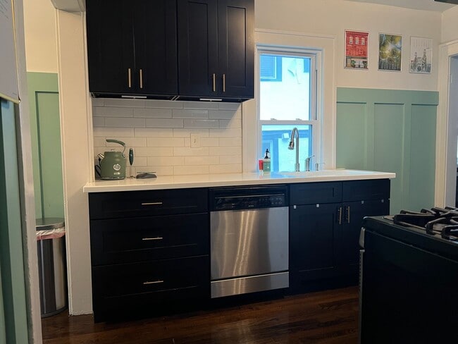 Building Photo - {4331} Updated West Plaza Bungalow + Moder...