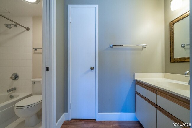 Building Photo - Available now!  2br/2ba/1pkg Condo in Royal Capitol Plaza in Kakaako