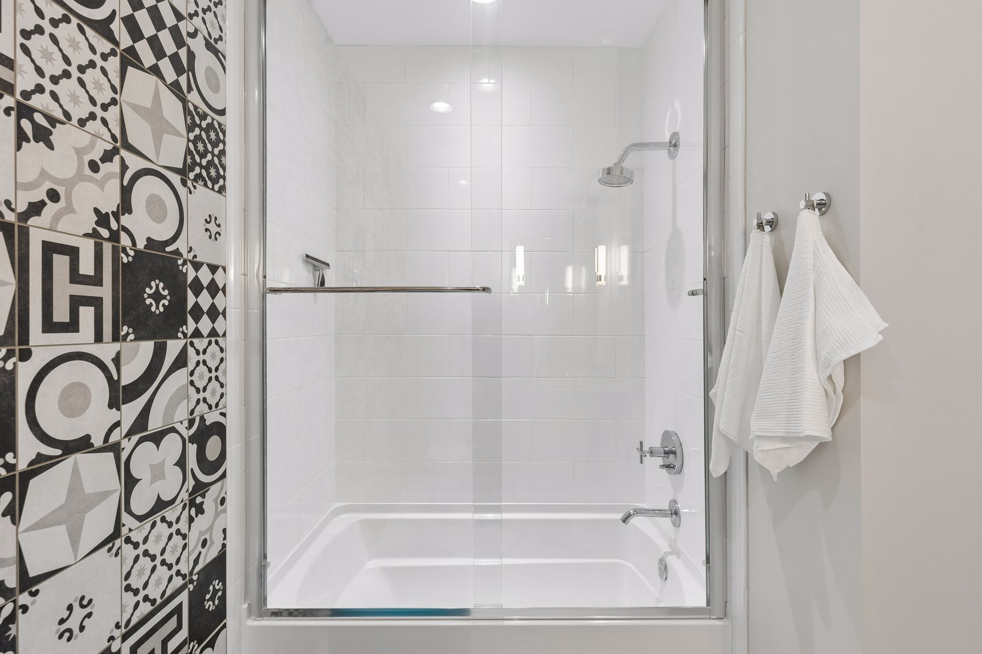 Shower/tub combo - 935 Lake St E
