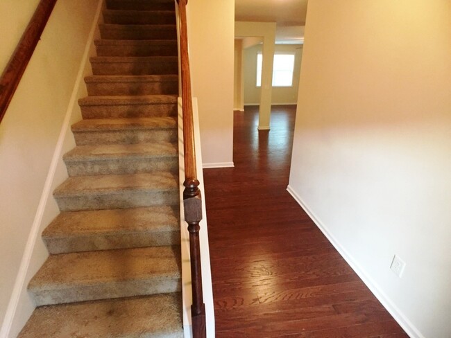 Building Photo - Modern 3BR Townhome - Swim/Tennis and More!