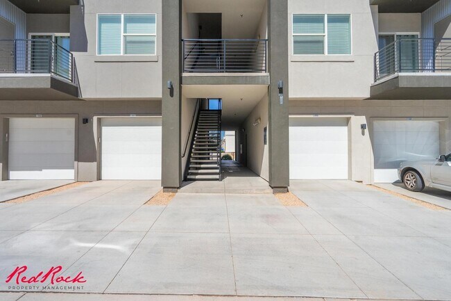 Building Photo - Pet Friendly 2 Bedroom Condo in Desert Color!