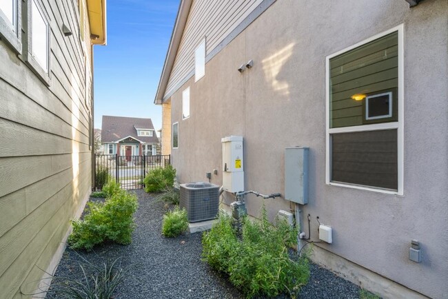 Building Photo - 1004 Banyon St