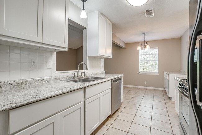 Building Photo - 3 bed 2 bath home is located in the Countr...