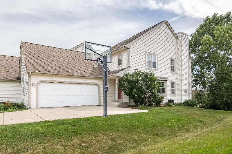 Building Photo - N48W16103 Lone Oak Ln