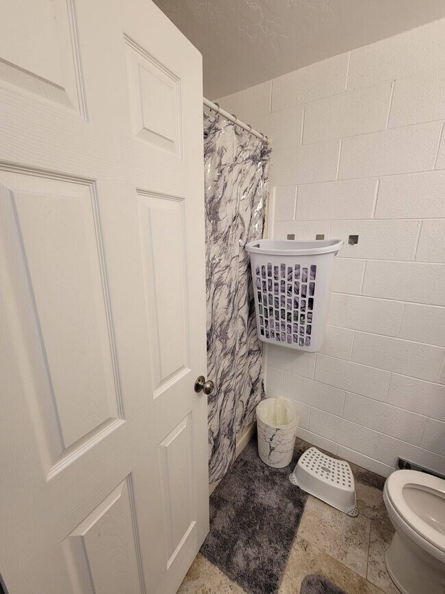 Building Photo - Studio Apartment - Available August 18th