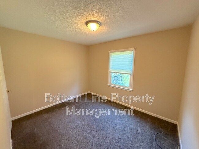 Building Photo - 612 Dundeen Dr