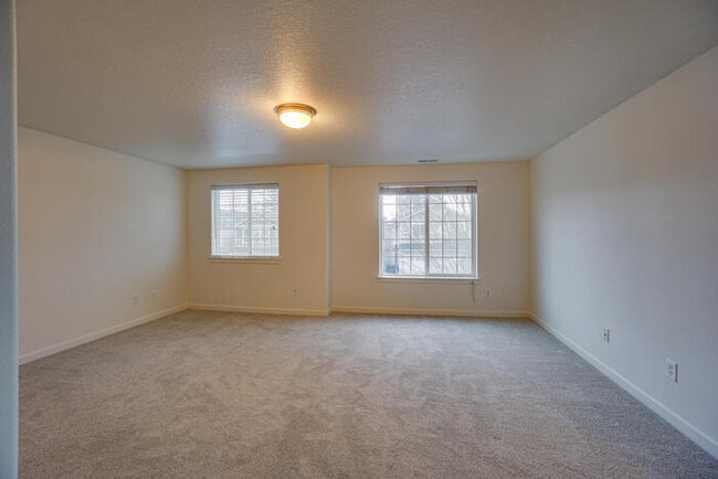 Building Photo - THREE BEDROOM NEAR VANCOUVER MALL