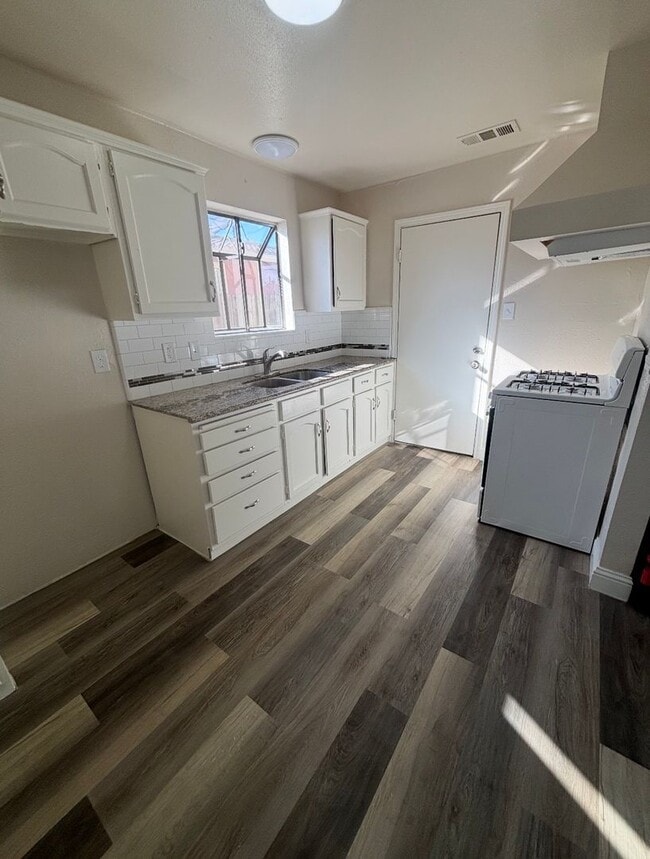 Building Photo - APPLY NOW FOR THIS 3 BEDROOM HOME!!