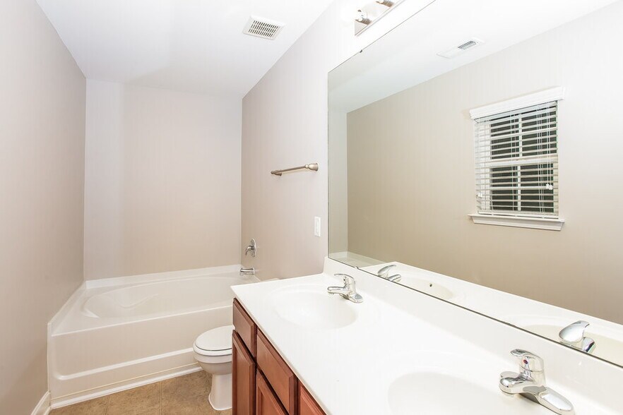 Building Photo - 4198 Broadstairs Dr SW