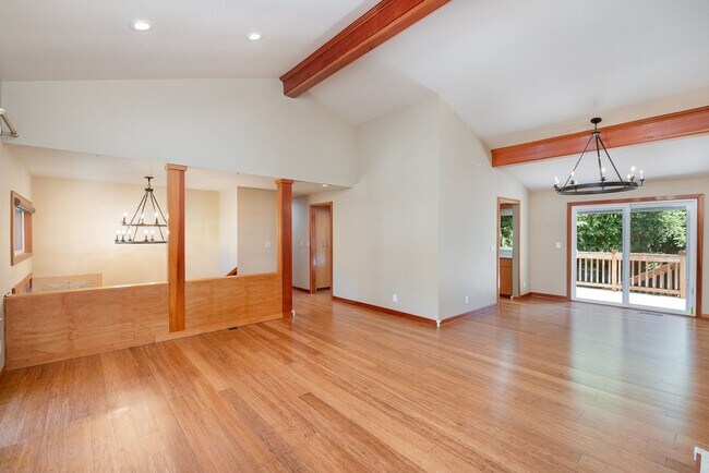 Building Photo - 5 Bed 3 Bath home In Bellevue Available Now