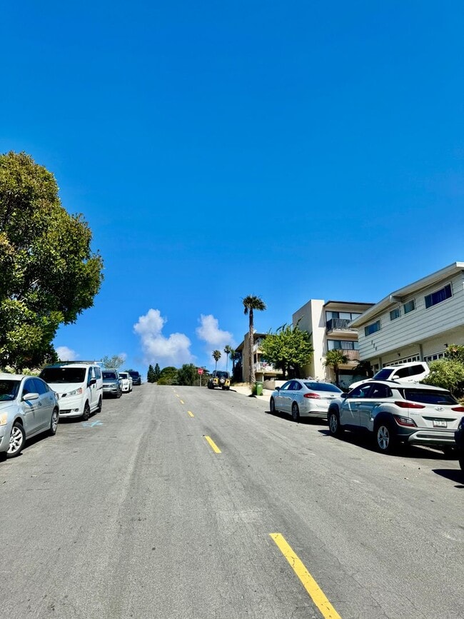 Building Photo - MOVE IN SPECIAL!!! $100 OFF THE RENT FOR THE 1ST 4 MONTHS!  SPACIOUS 2 BEDROOM / 1 BATHROOM.LARGE...