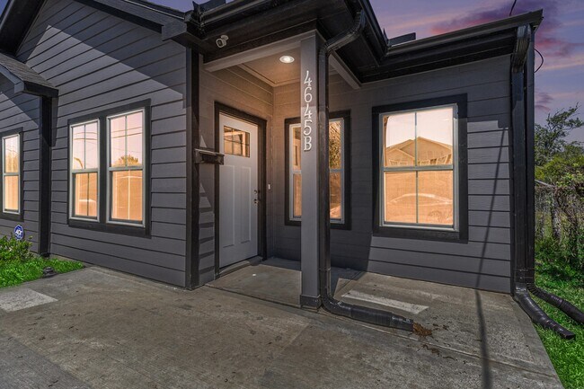 Primary Photo - 4645 Larkspur St