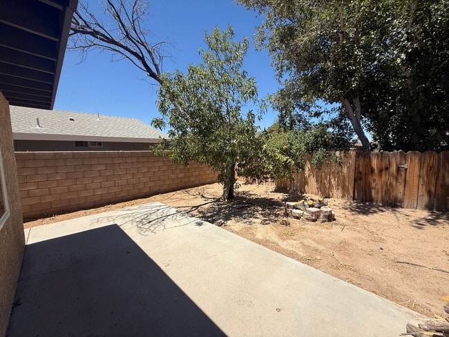 Building Photo - 4 Bedroom