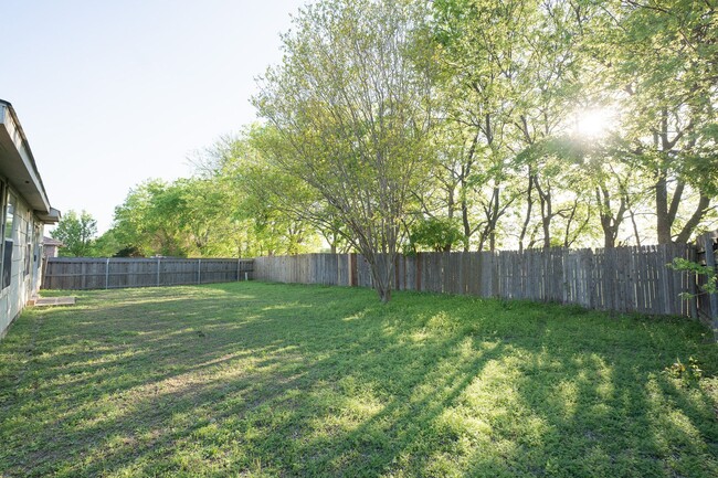 Building Photo - Spacious home over 1800 sqft!