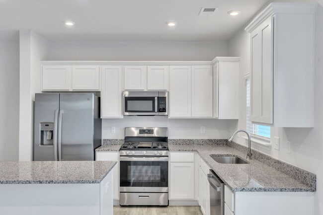 Building Photo - Brand-New 3BR/2.5BA Townhome with Garage in Greer ($1850/mo rent***)