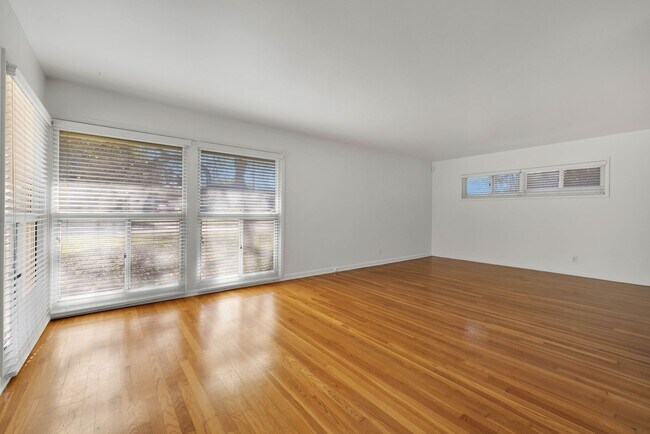 Building Photo - Oakhurst Duplex