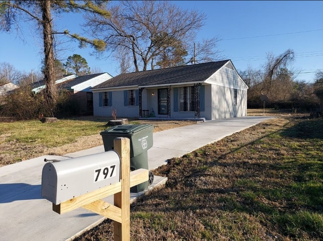 Building Photo - 797 Cavalier Dr