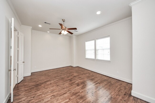Building Photo - 8926 Lakeshore Bend Dr