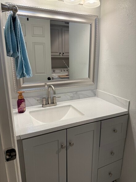 Building Photo - 2430 Lakeview Cir