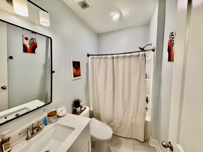 Building Photo - 300 Foxtail Wy