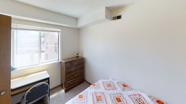 Interior Photo - 905 W Oregon