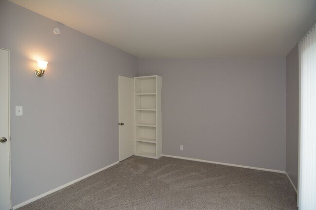 Building Photo - Remodeled 3 Bedroom 2 Bath House! Central/...