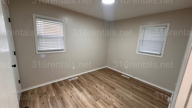 Building Photo - $1300 - 3 bed 1 bath Beautiful single fami...
