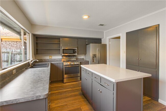 Building Photo - 6810 Willamette Dr