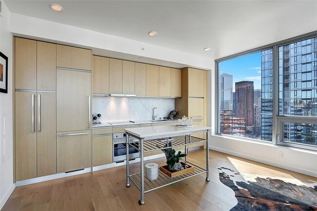 Building Photo - Bright and Modern World-Class Condo
