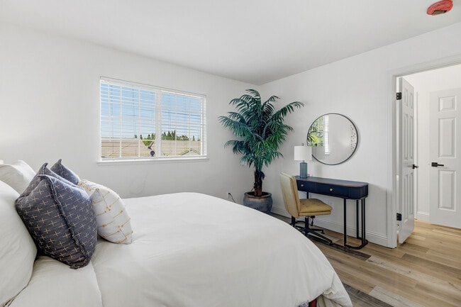 Building Photo - 2559 Du Bois Dr