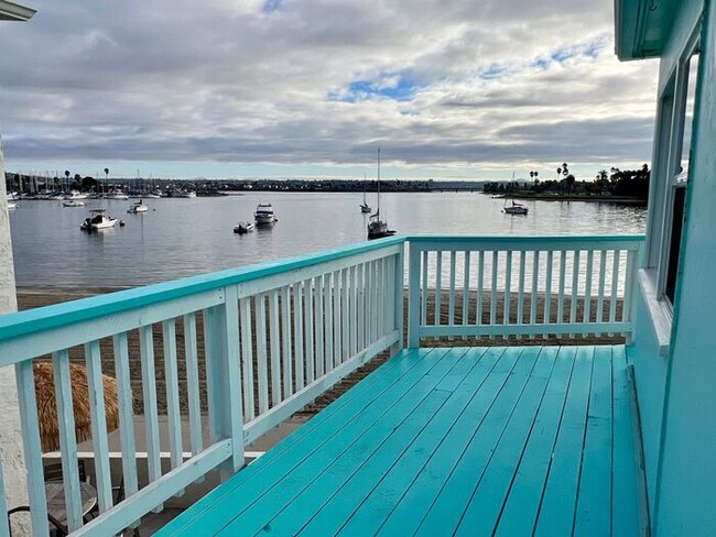 Building Photo - Spectacular Bay Views With a wrap around P...