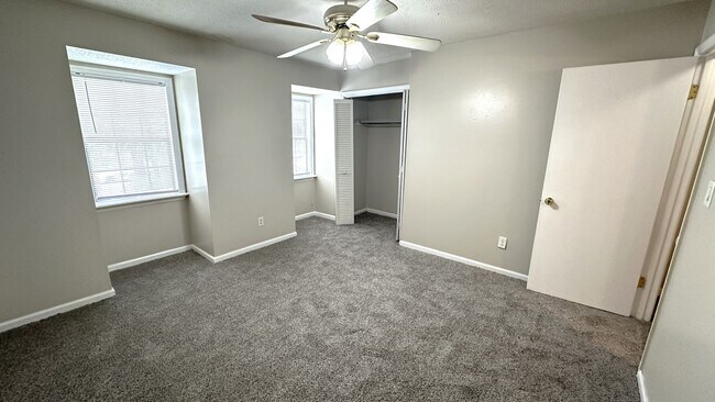 Building Photo - LOVELY 2/1.5 w/ Deck, & Privacy Fenced Yard! Available Now for $1250/month