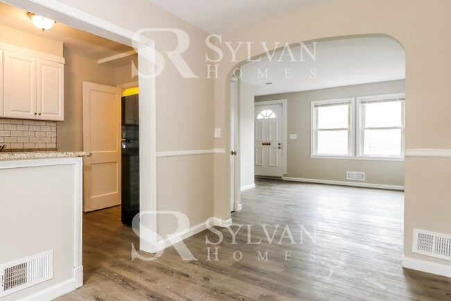 Building Photo - Enjoy low-maintenance living in this 2 bedroom, 1.5 bathroom townhome