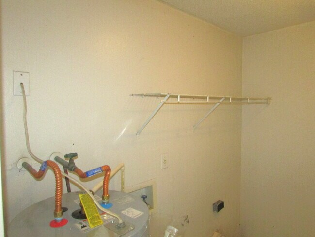 Building Photo - Available 11/17 – Spacious 2/2 Duplex with...